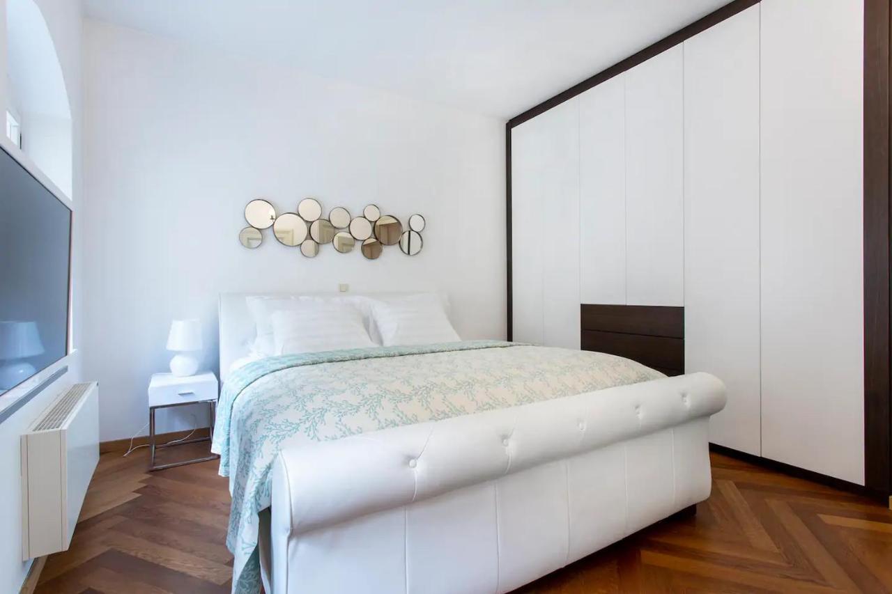 Apartment Address Deluxe Downtown